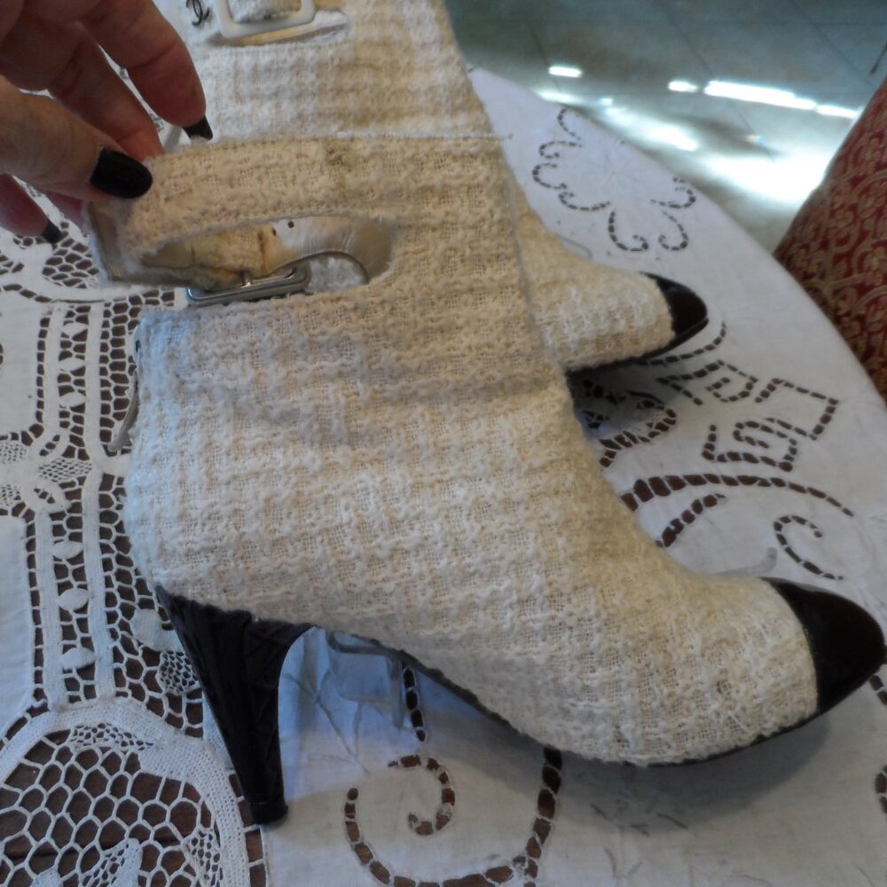 Chanel Ivory/Black Wool Tweed-Patent Leather Ankle Boots w/Buckle-Logo Size 39.5 - Picture 11 of 16
